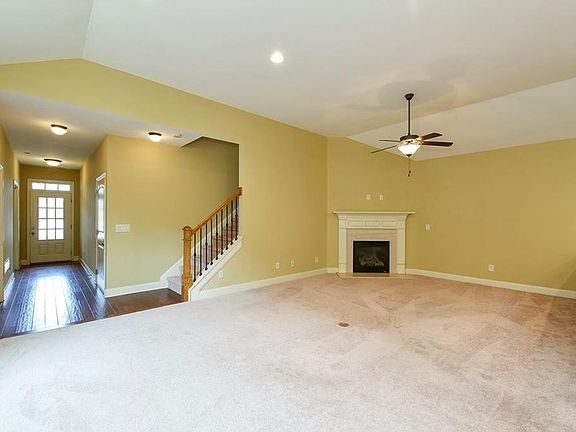 4th image of 241 Highland Village Ln