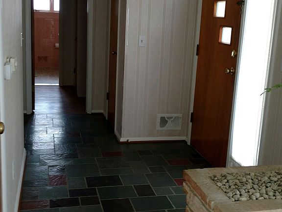 Foyer entrance w/flagstone.
