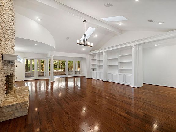 3rd image of 2112 Wychwood Dr