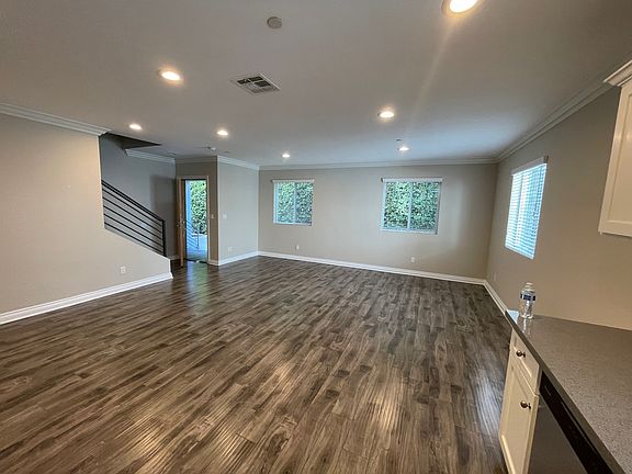 5th image of 211 1/2 S Hoover St #4