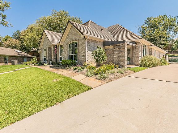 3rd image of 6613 Hillside Dr
