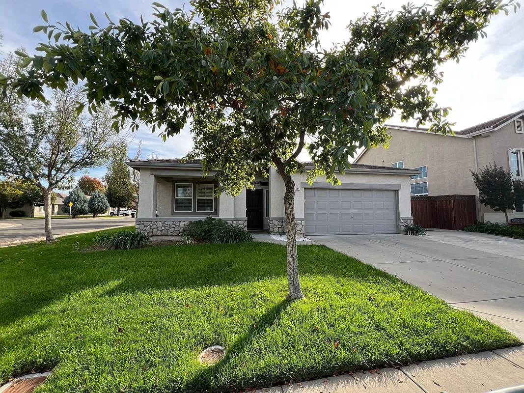 3 bed, 2.0 bath, 1811 sqft, $2,895 — Photo 1