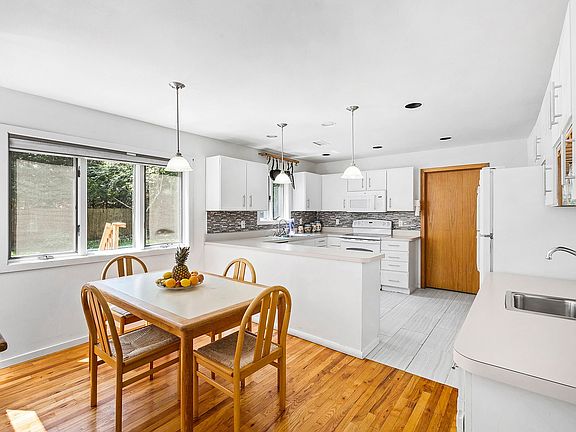 3rd image of 9 Hazelwood Ave
