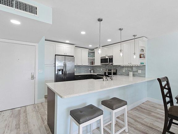 3rd image of 1502 S Lakeside Drive #305