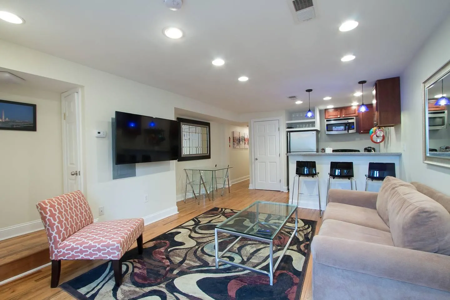 2 bed, 700 sqft, $2,590 — Photo 1