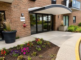 540 Proudfoot Ln #401, London, ON N6H 1W4