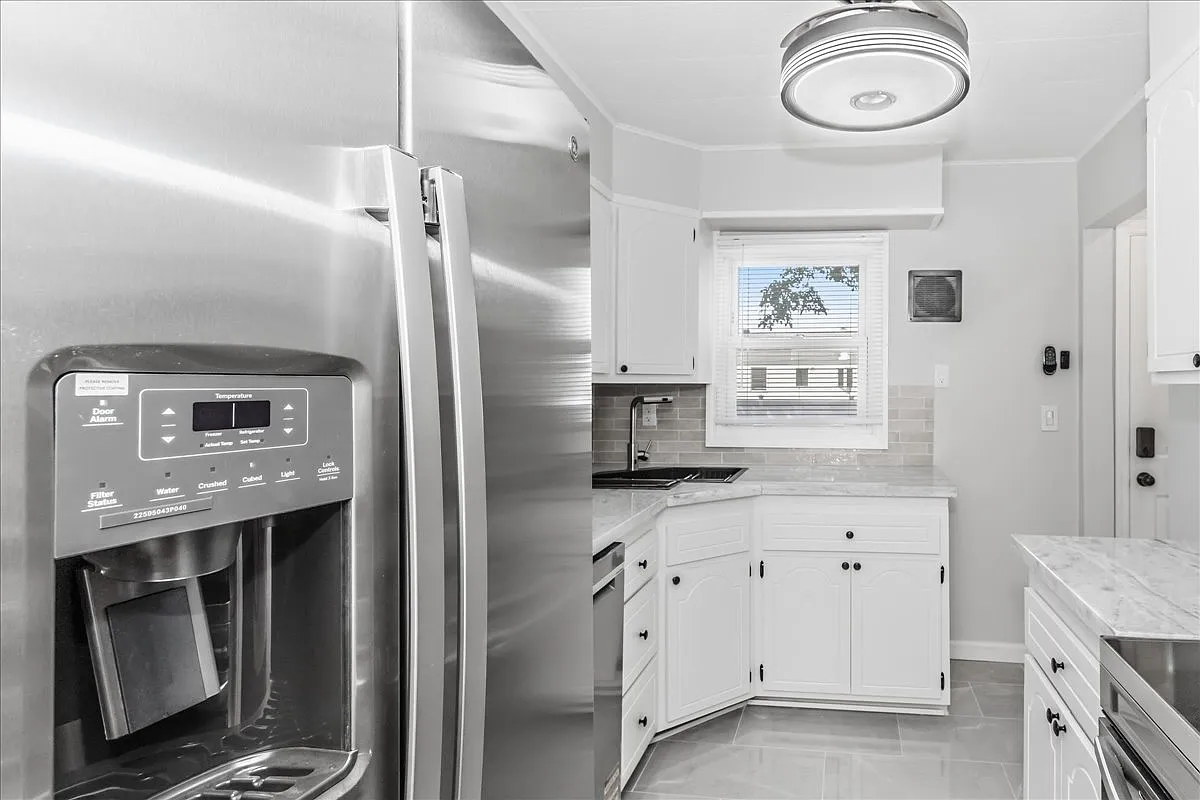 3 bed, 1000 sqft, $4,500 — Photo 4