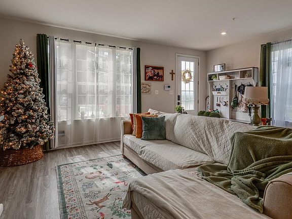 4th image of 44340 Azalea Way