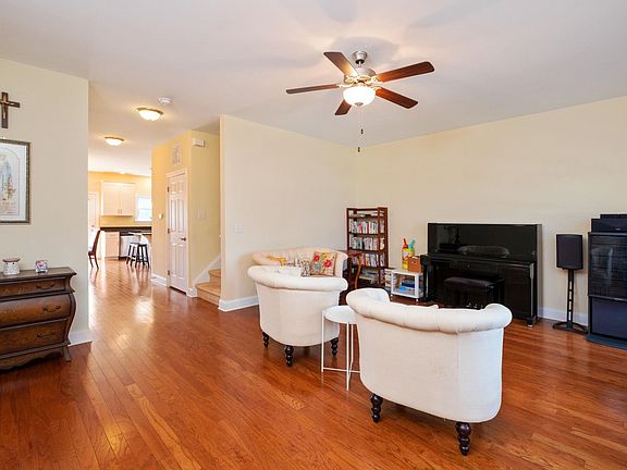 3rd image of 330 Sapphire Dr