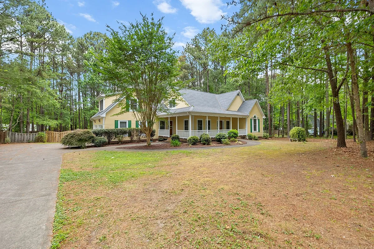 Building Photo - 220 Longwood Dr