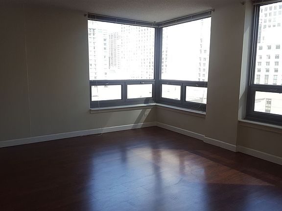 Plaza 440 Studio - Spacious corner Unit in the heart of Rive