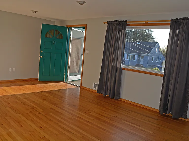 631 N Hawthorne St — Photo 2