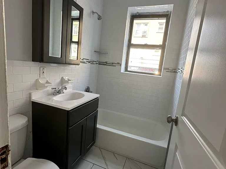 Hill Manor - Renovated Apartments Near Train Station — Photo 6
