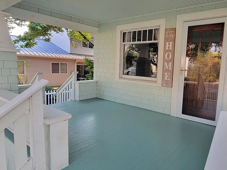 586 Grove St — Photo 2