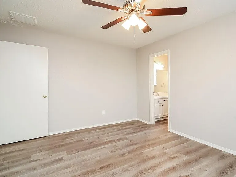 5014 Meadow Crest St — Photo 8