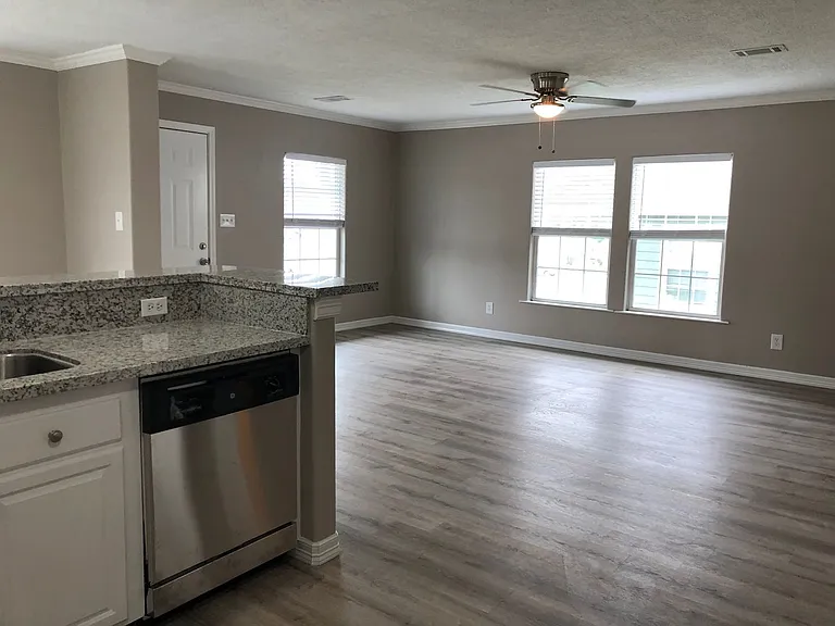 148 Varsity Dr — Photo 11