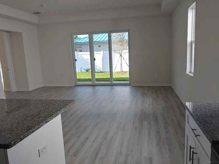 2082 Paragon Cir W — Photo 8