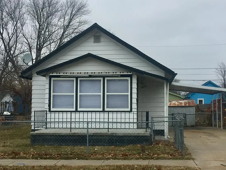 1812 Avenue C — Photo 1