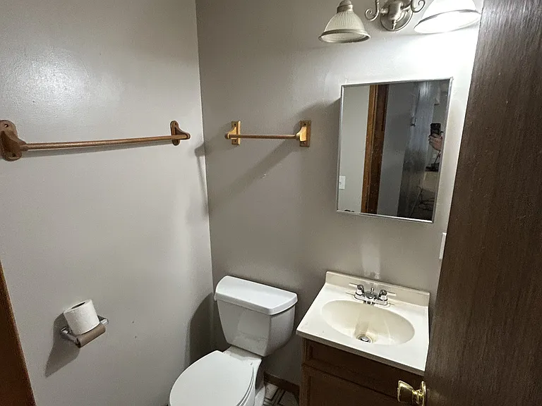 126 E North St — Photo 3