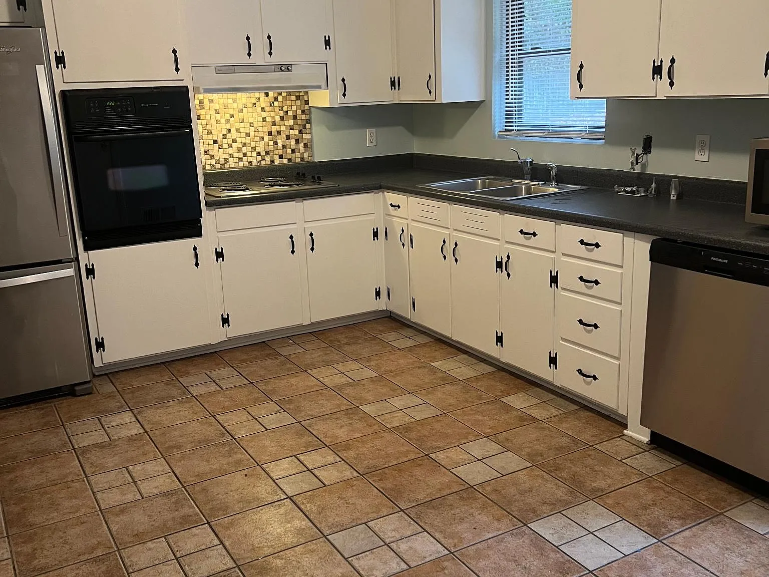 3 bed, 1.5 bath, 1400 sqft, $1,525 — Photo 3