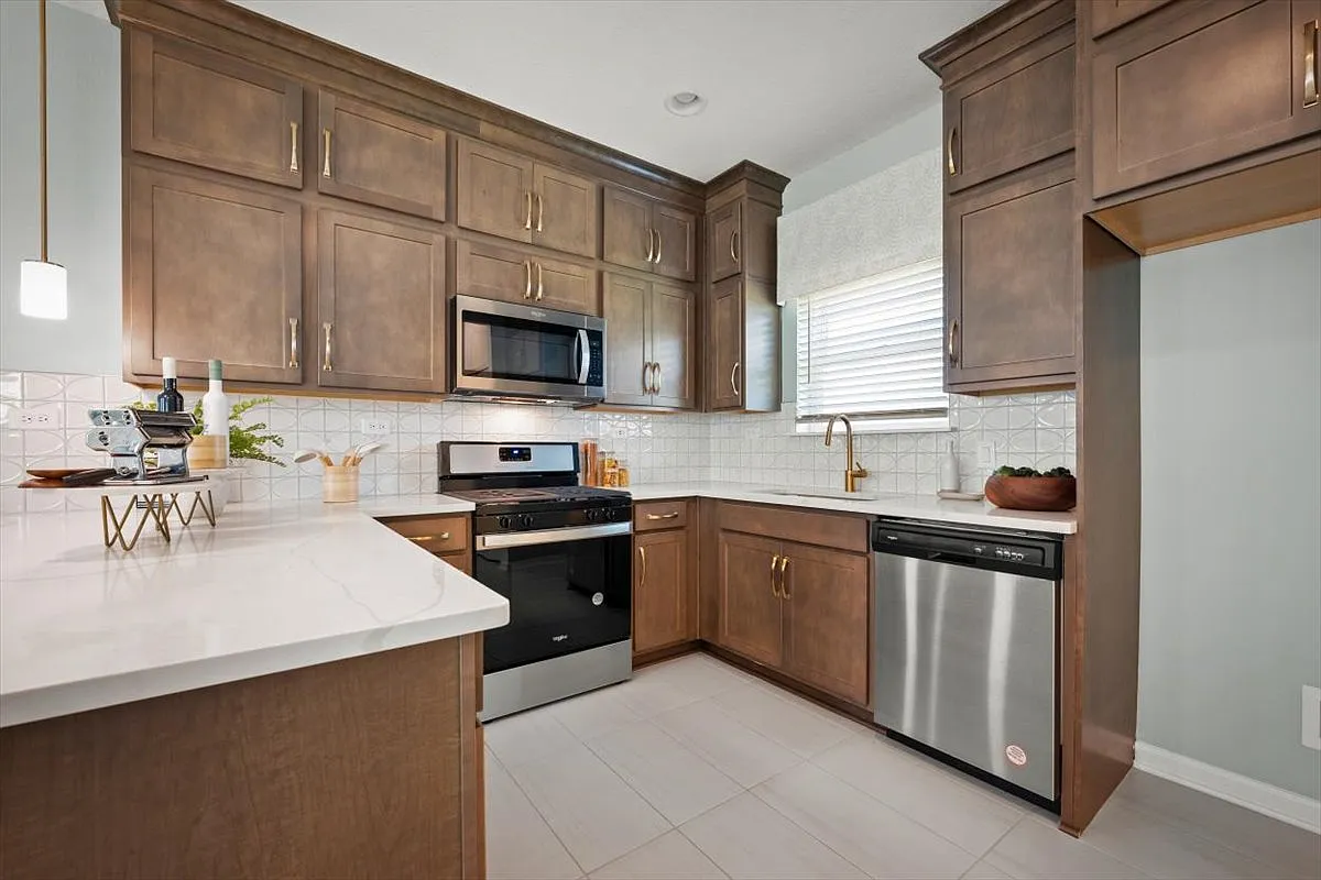 19 Goldcrest Way St — Photo 2