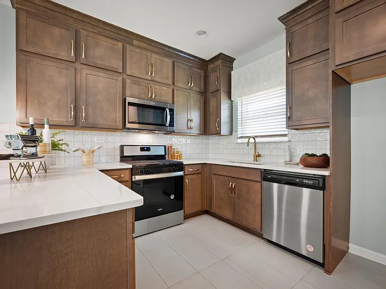 19 Goldcrest Way St — Photo 2