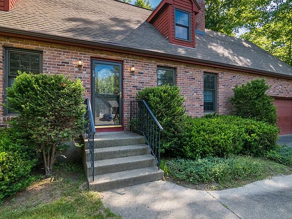 2nd image of 13 Carillon Cir
