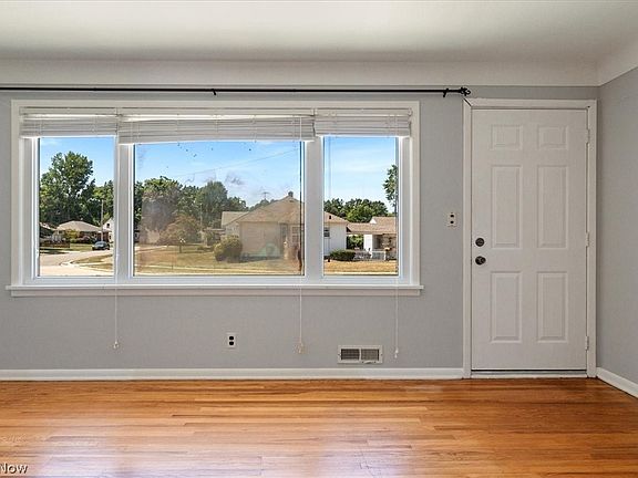 5th image of 2465 Larchmont Dr