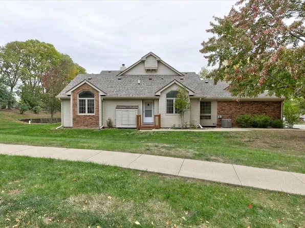 6822 Oakwood Dr, Urbandale, IA 50322