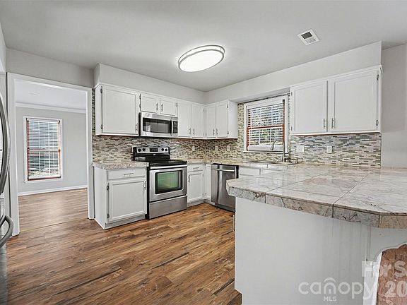 3rd image of 1635 Bear Mountain Rd