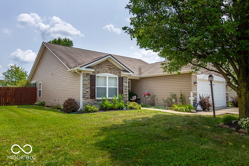 5411 Bombay Dr photo 1