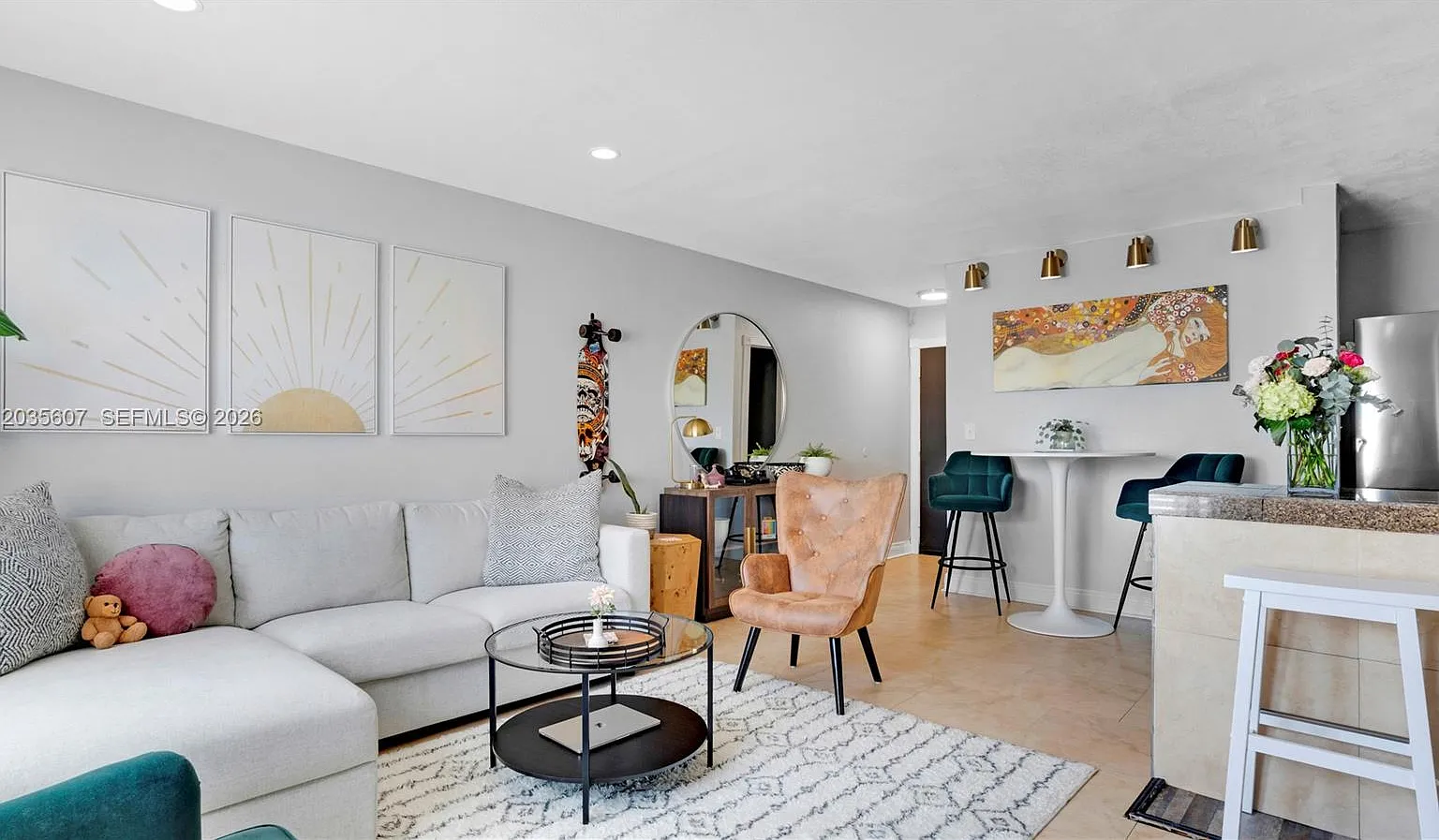 Carlyle Condominium — Photo 4