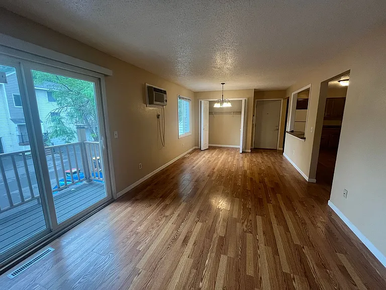900 Wescott Sq — Photo 3