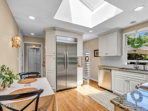 5th image of 90 Queens Drive S