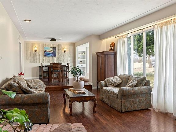 4th image of 548 Book Rd E