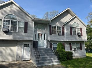 1 Woodmere Pl, Selden, NY 11784