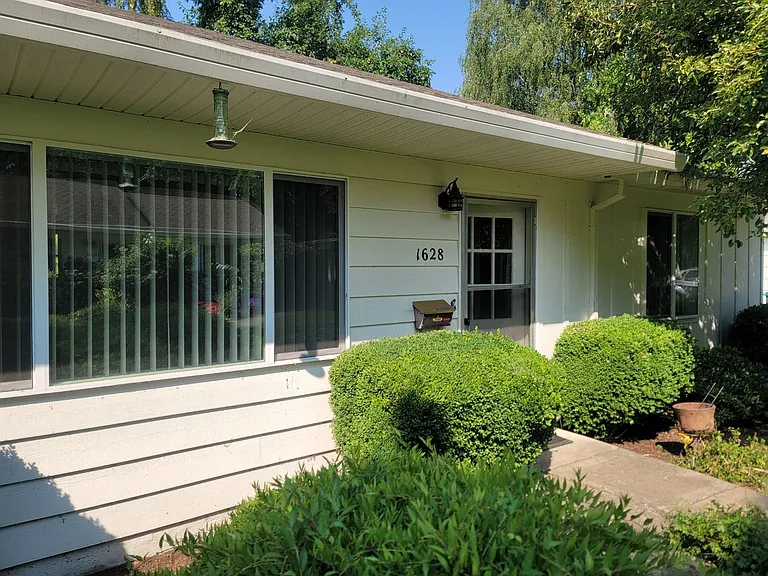 Lovely 2 Bed + 1 Bath in Forest Grove!! Near Pacific University!! Updated in 2021 + Pet-Friendly!! — Photo 1