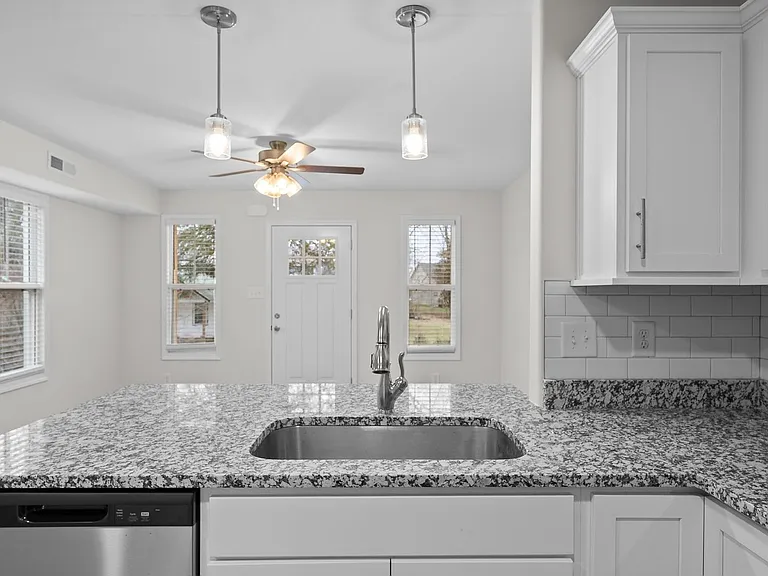 947 Wall St — Photo 10