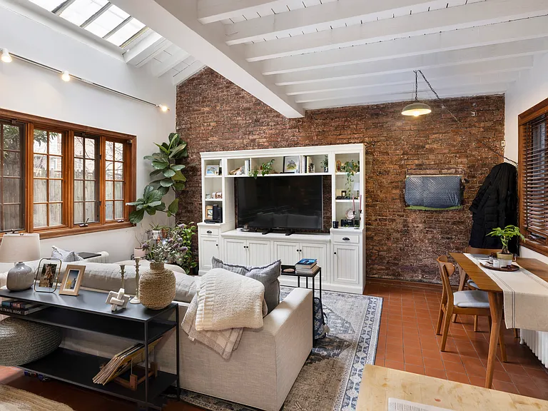 61 Perry St #CARRIAGE — Photo 5