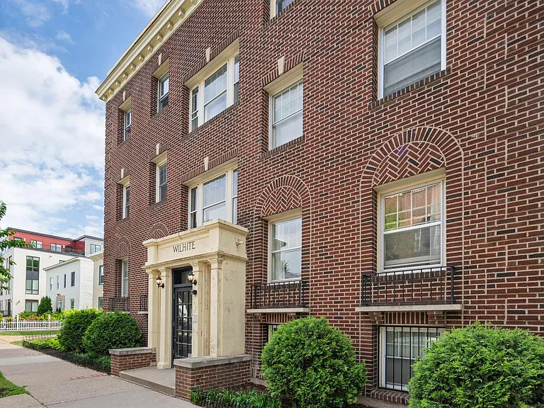 2733 Girard Ave S #106 — Photo 1