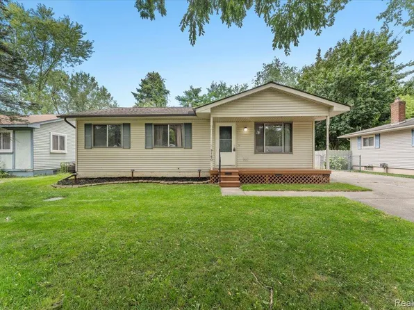 9160 Maplewood Dr, White Lake, MI 48386