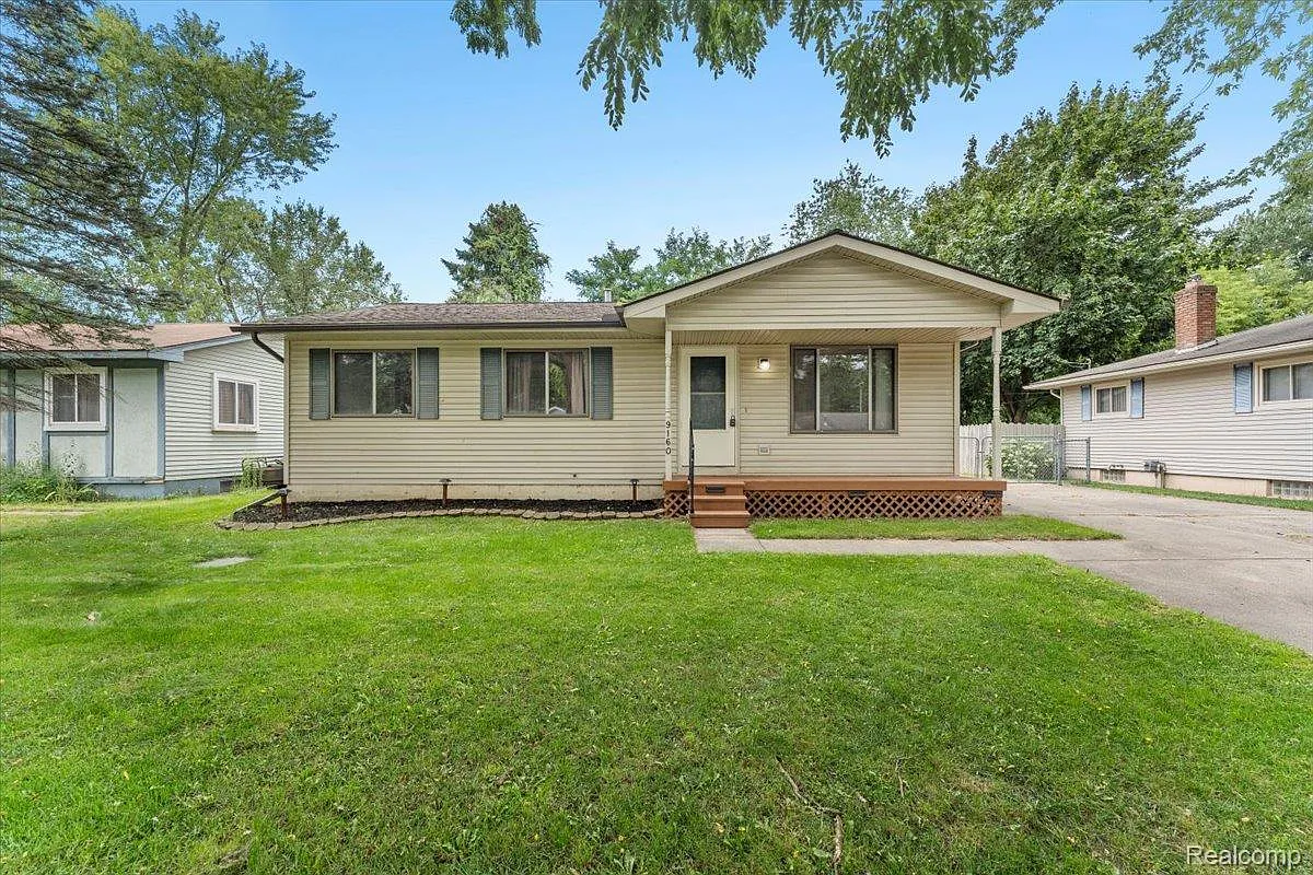 9160 Maplewood Dr photo 1