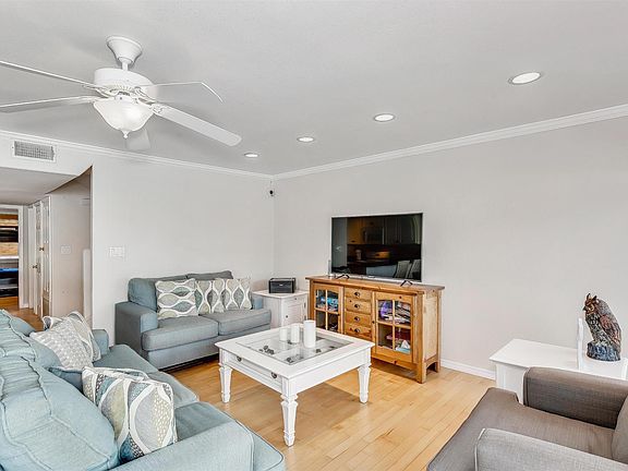 5th image of 105 Avenida #105