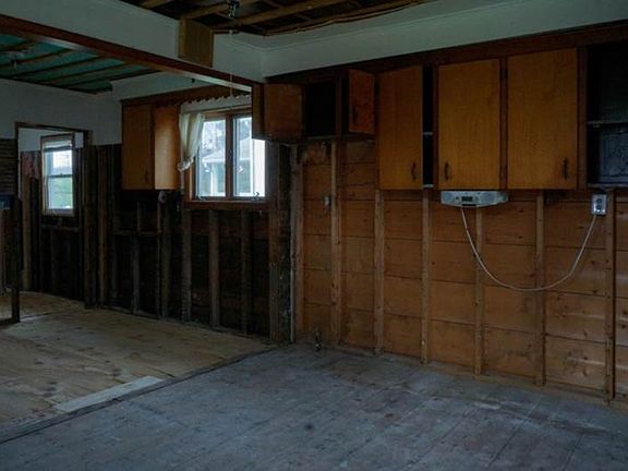 3rd image of 208 Robert St