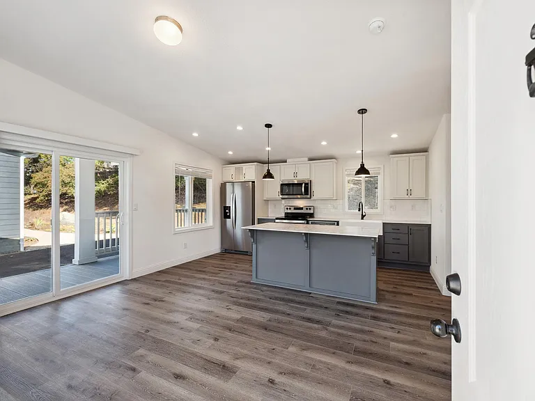 5491A Paradise Dr — Photo 4
