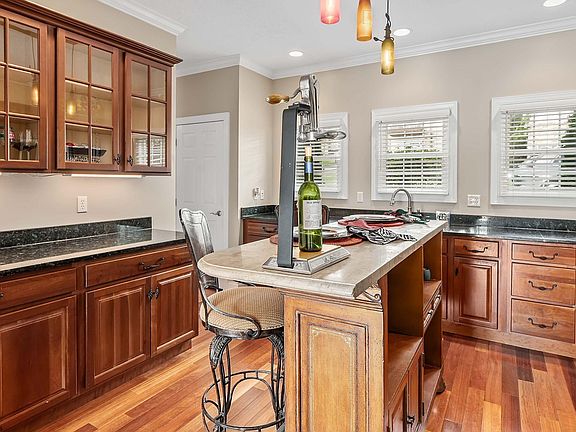 3rd image of 33 Waterside Dr