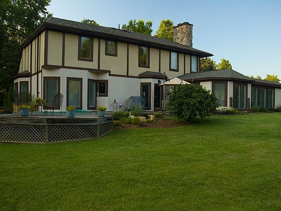 Fantastic Back Yard & Deck for Entertaining