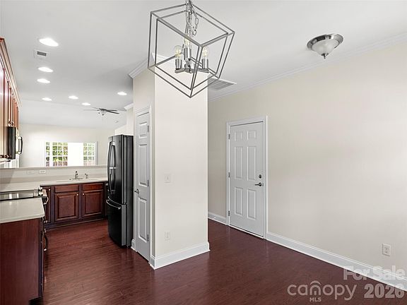 5th image of 16 Stonebury Dr