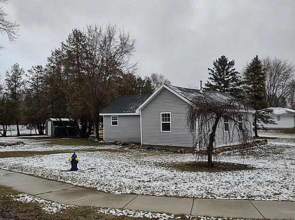 106 Elm St, Breckenridge, MI 48615