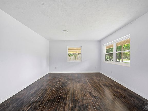 4th image of 310 N 58th Ave